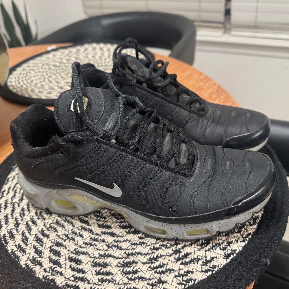 Black and grey Nike air max